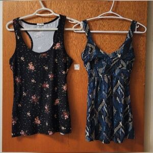 [BUNDLE] (2) Womens M Tops